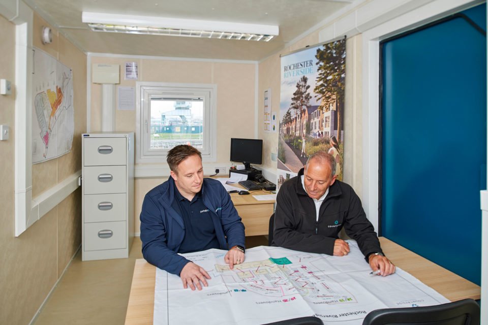 1006-Planning-meeting-in-an-ECOlink-office-cabin-960x640-1.jpg