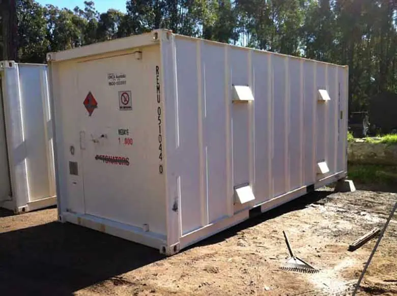 port-shipping-explosive-containers-0032.webp